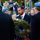 Kronprinsen legger ned krans ved minnesmerket i Vikeså over FN-soldater som har mistet livet i tjenesten (Foto: Bjørn Sigurdsøn, Scanpix)
